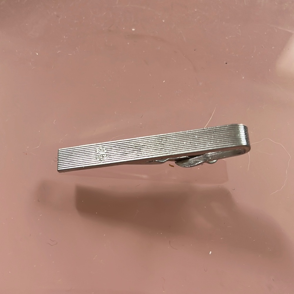 Fleur de Liston tie bar